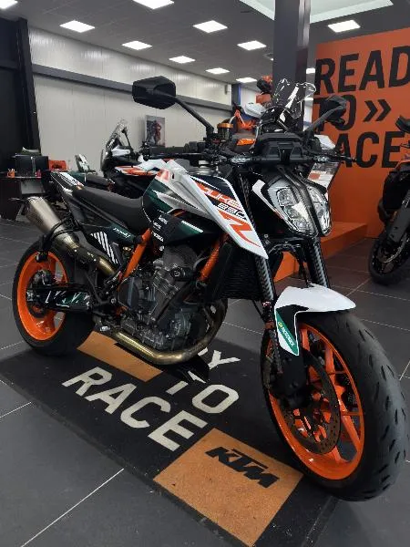 890 DUKE R