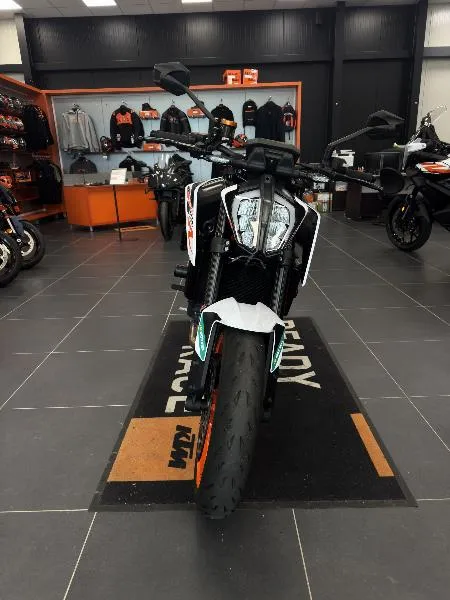 890 DUKE R