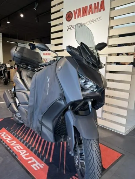 XMAX 300