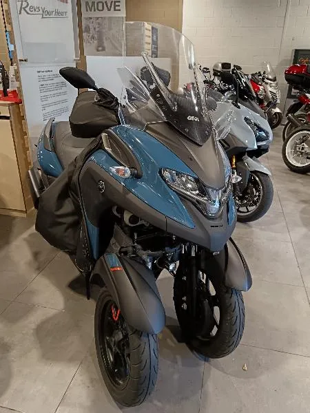 TRICITY 300