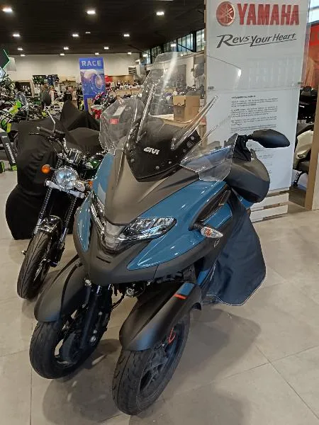 TRICITY 300