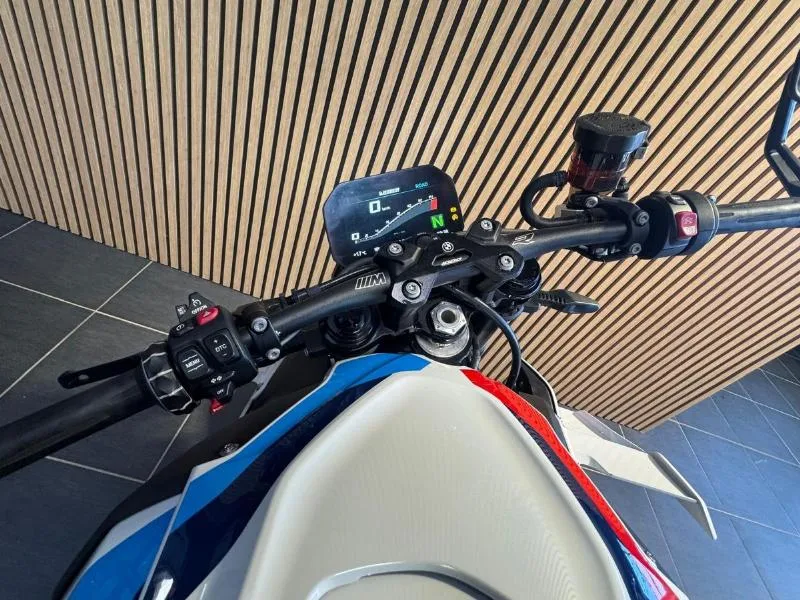 M 1000 R
