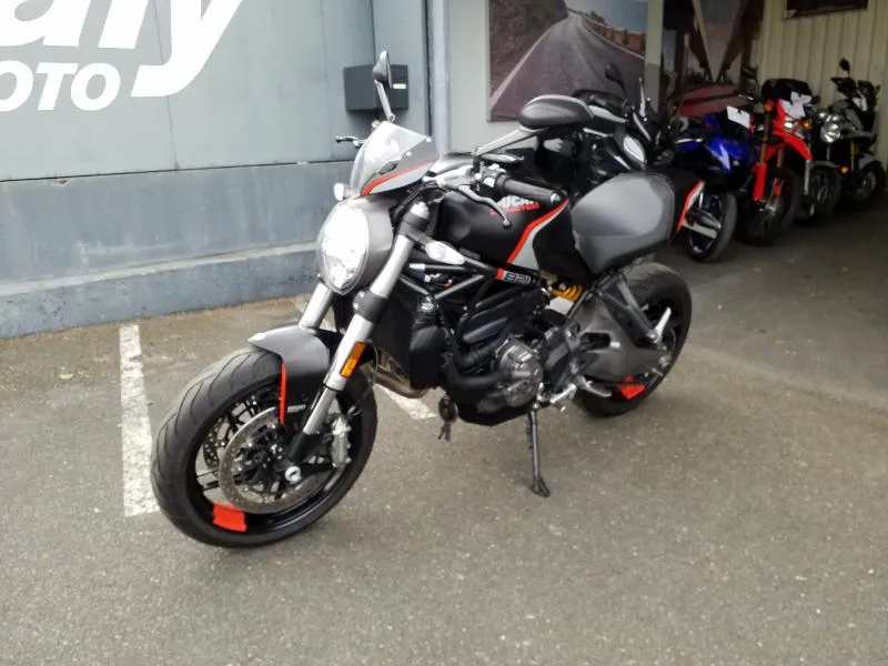 MONSTER 821