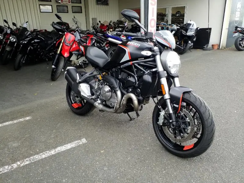 MONSTER 821