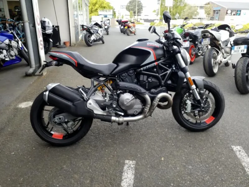 MONSTER 821