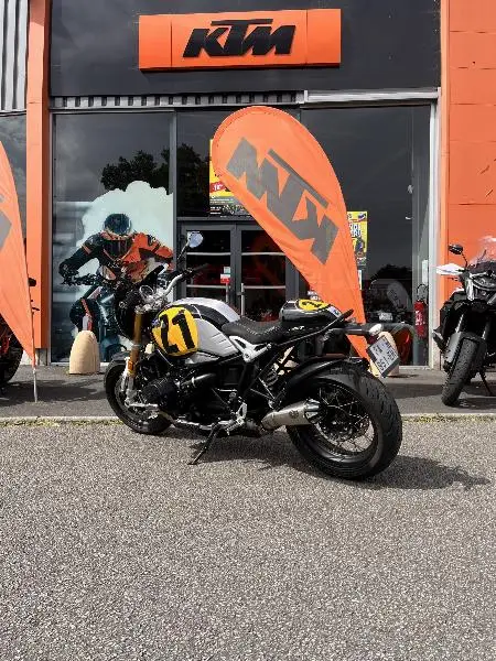 R NineT