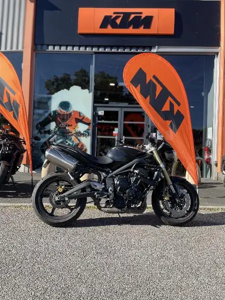 STREET TRIPLE 675