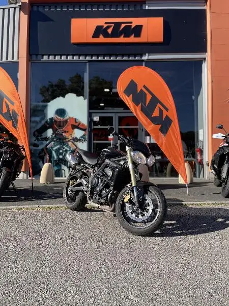 STREET TRIPLE 675