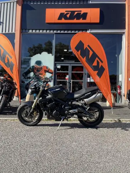 STREET TRIPLE 675