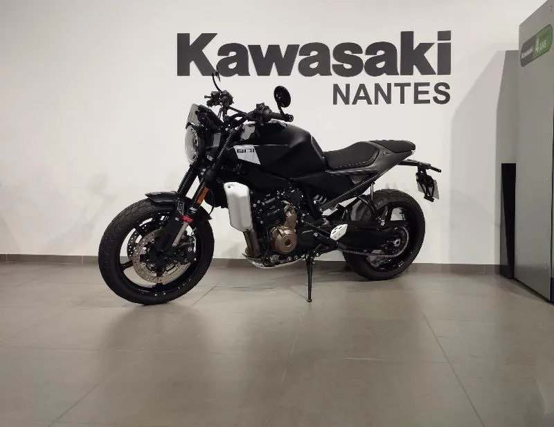 HUSQVARNA 801 SVARTPILEN