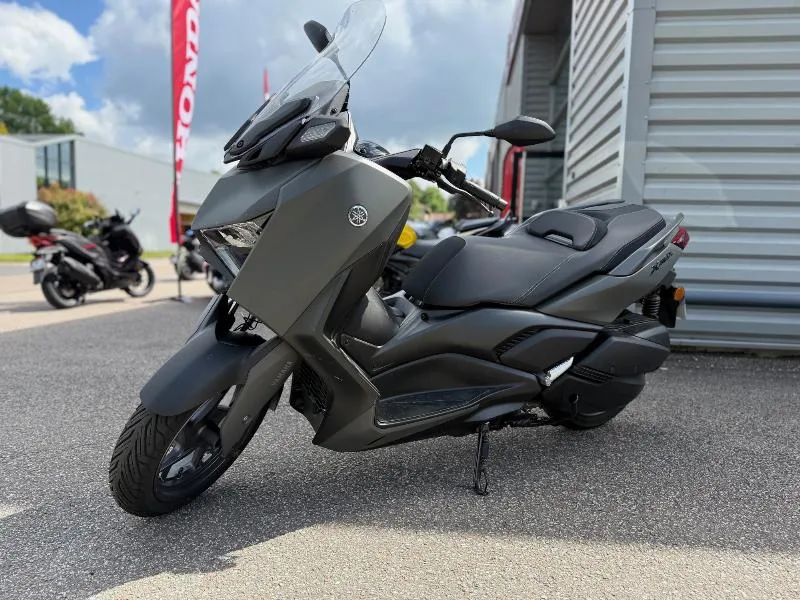 XMAX 300