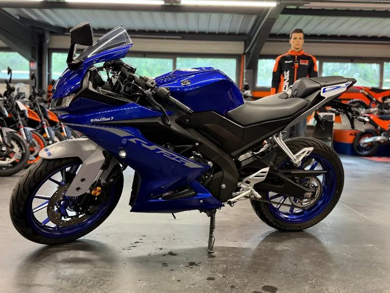R 125