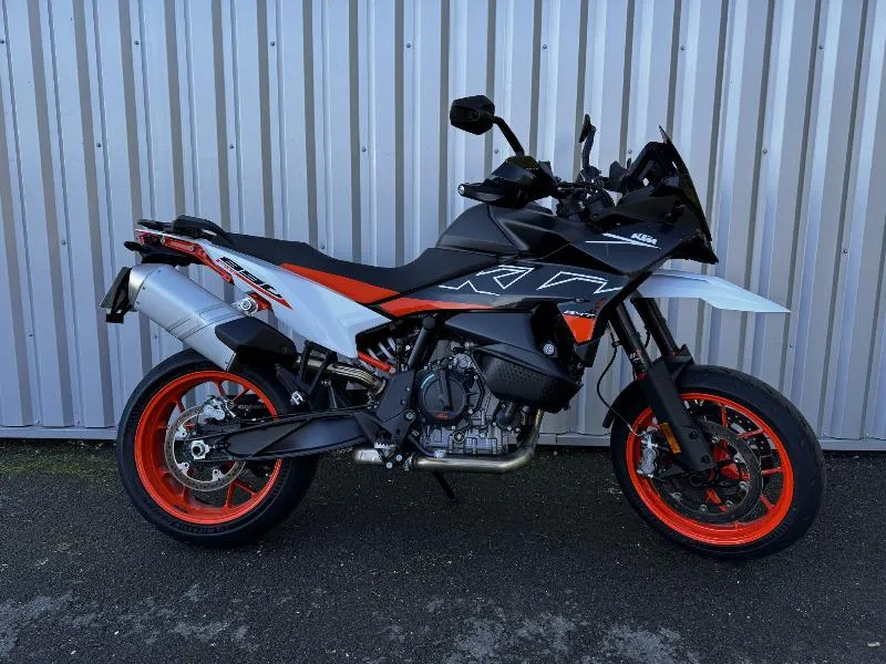 890 SMT 2024