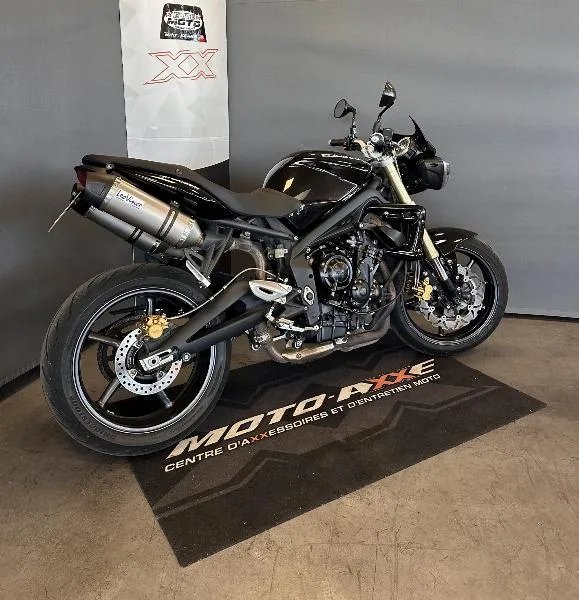 STREET TRIPLE 675