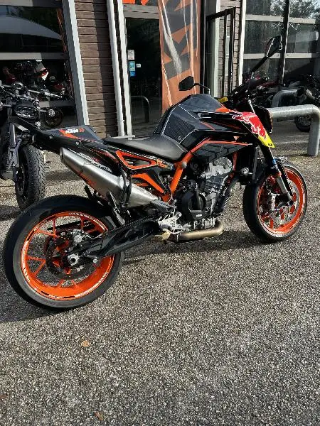 890 DUKE R