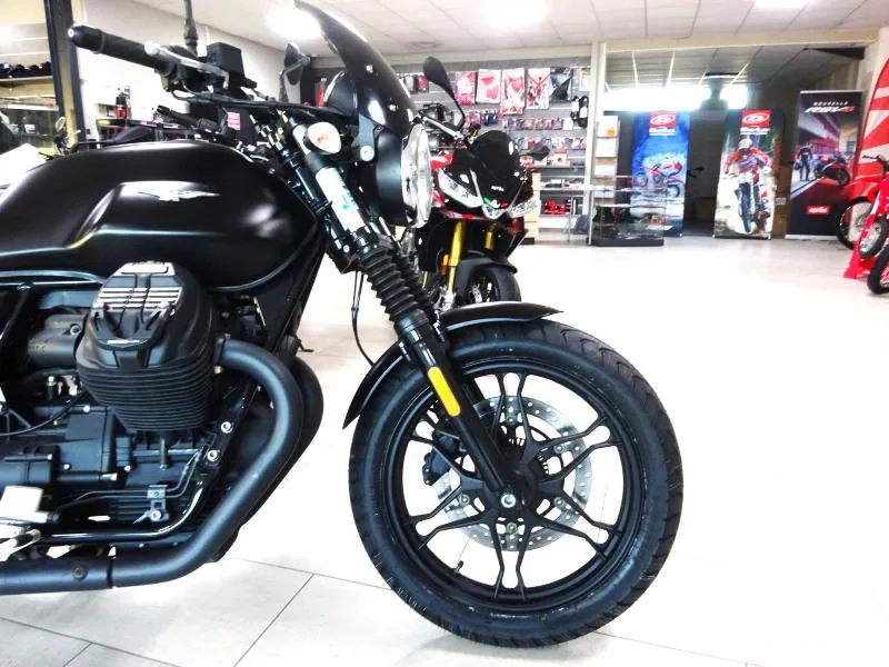 V7 III STONE 750