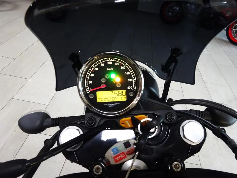 V7 III STONE 750