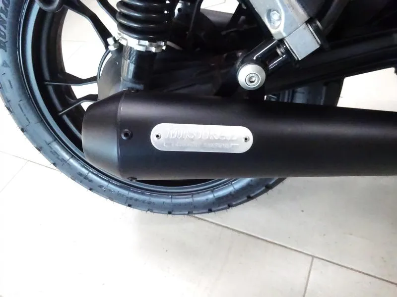 V7 III STONE 750