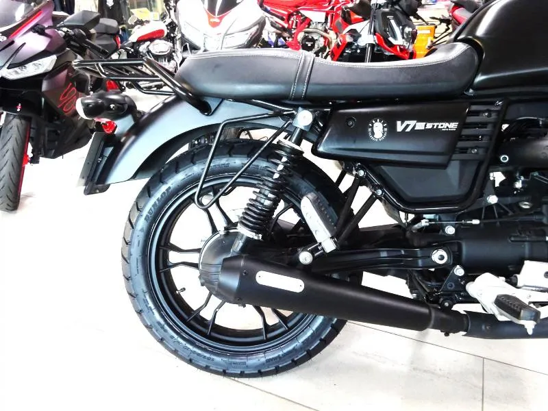 V7 III STONE 750