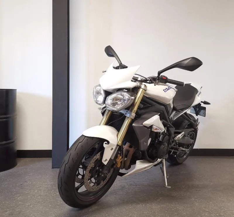 STREET TRIPLE 675