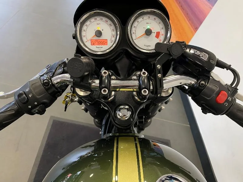 THRUXTON 900