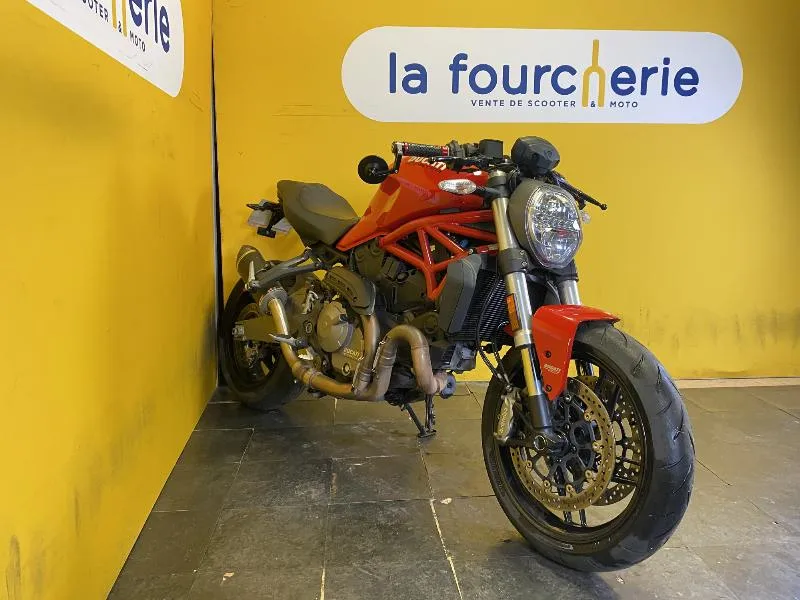 MONSTER 821