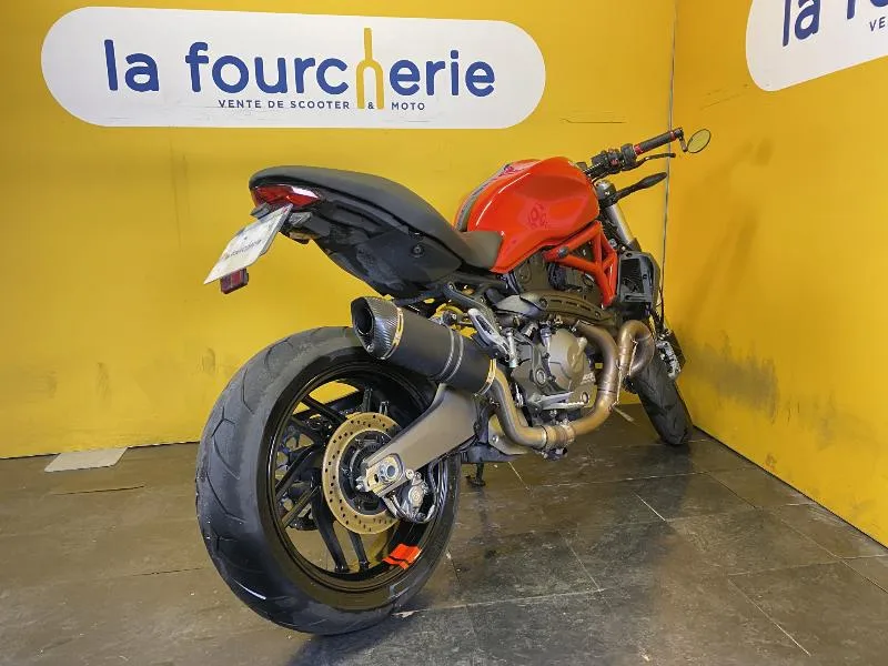 MONSTER 821