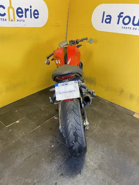 MONSTER 821