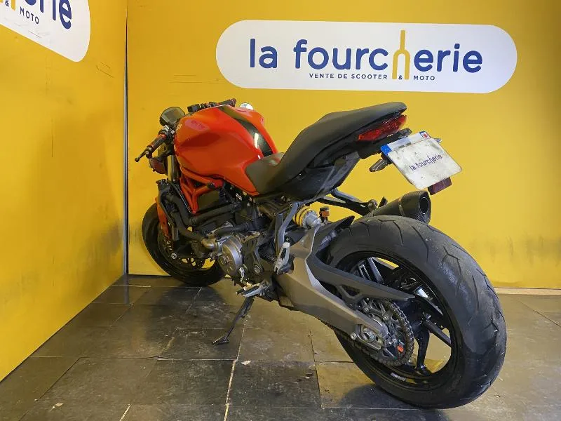 MONSTER 821