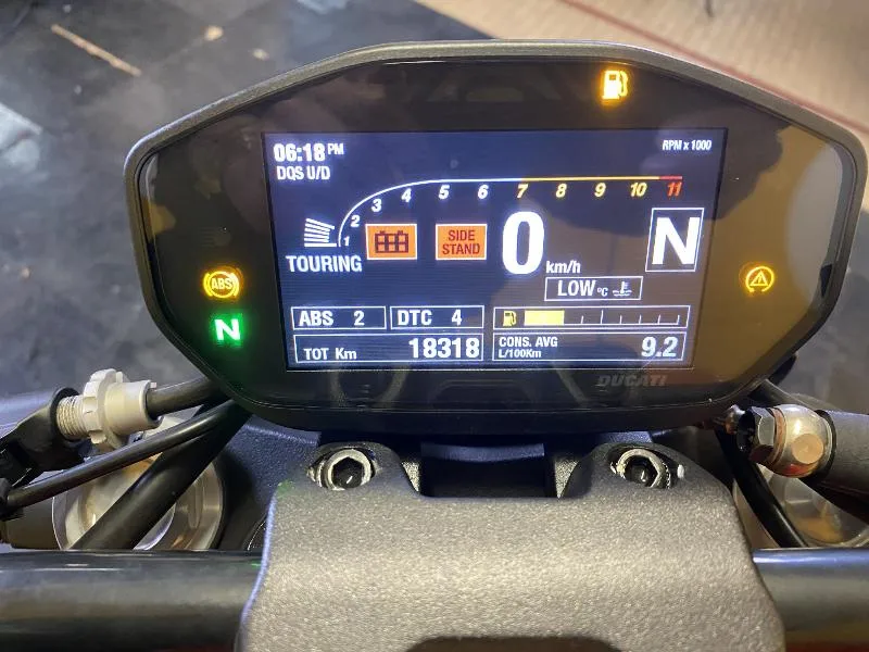 MONSTER 821