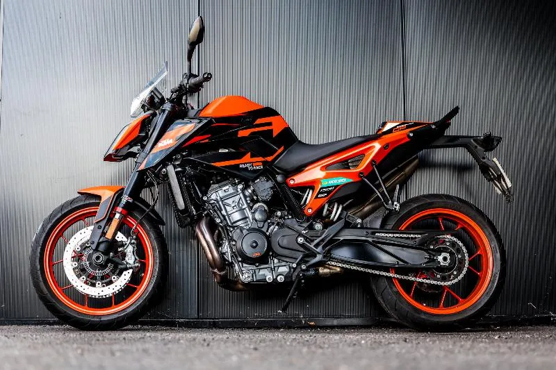890 DUKE GP