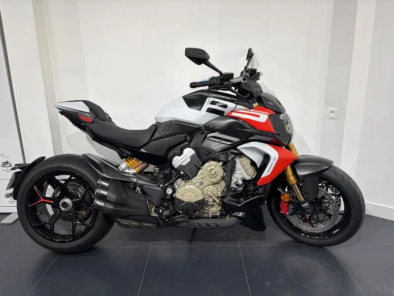 DIAVEL V4