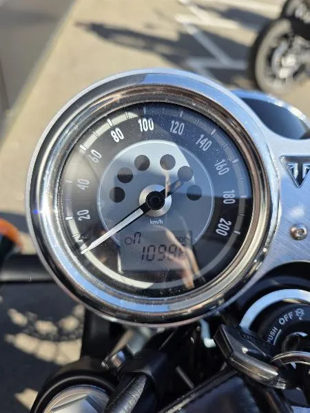 Bonneville T100