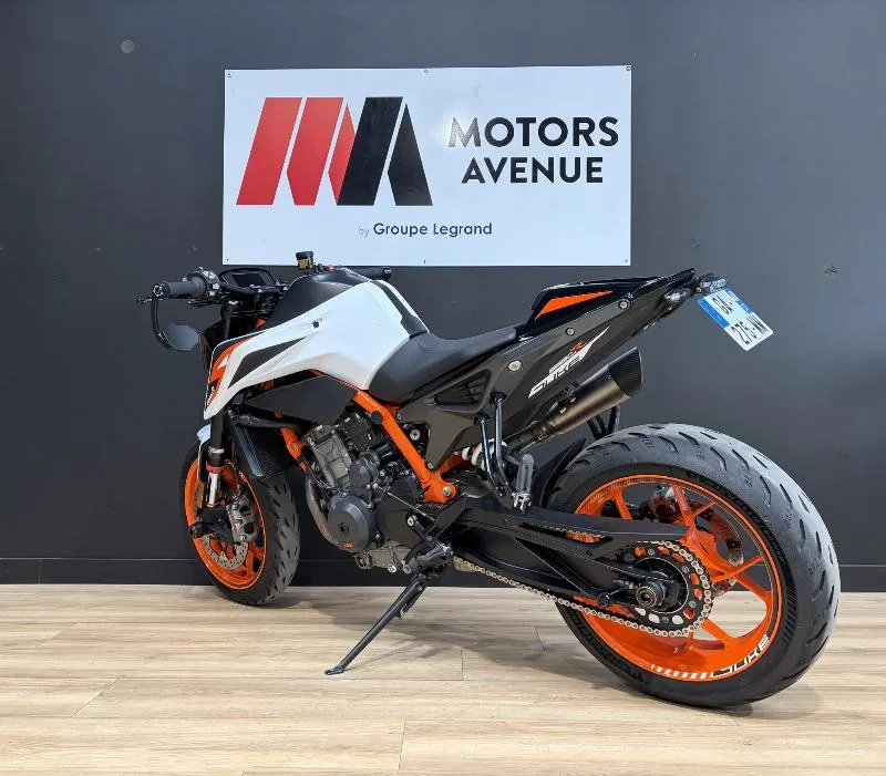 890 DUKE R