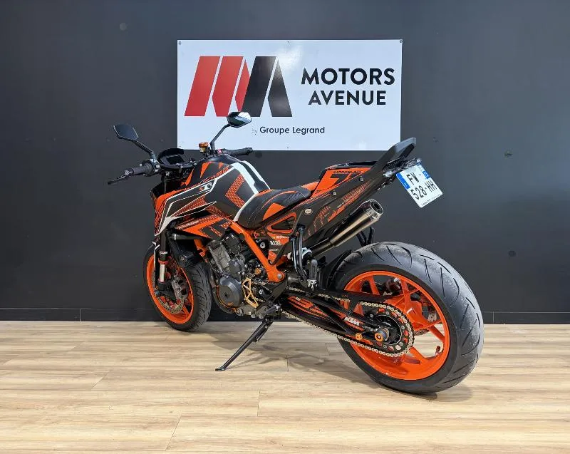 890 DUKE R