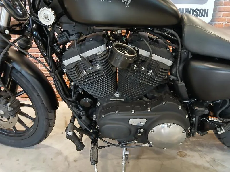 SPORTSTER IRON 883