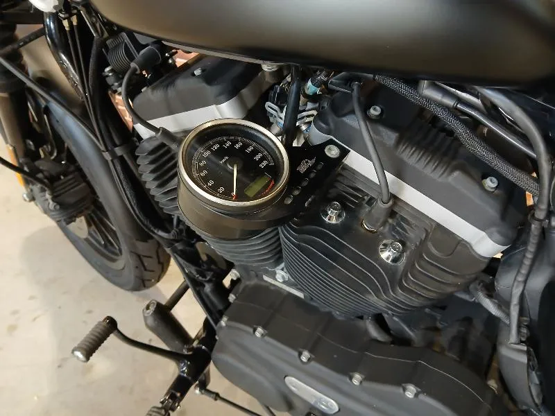 SPORTSTER IRON 883
