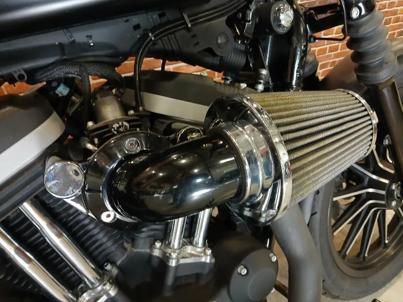 SPORTSTER IRON 883