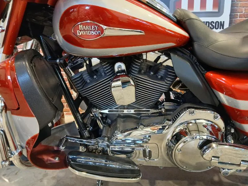 TOURING ELECTRA GLIDE 1800 ULTRA CVO