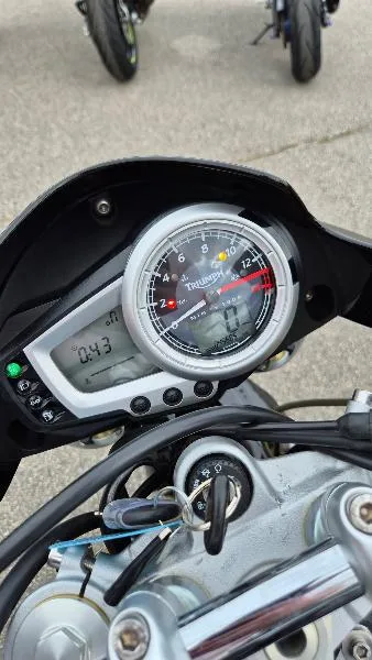 STREET TRIPLE 675