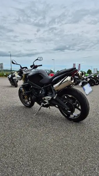 STREET TRIPLE 675