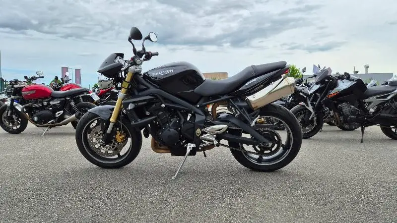 STREET TRIPLE 675