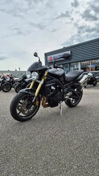 STREET TRIPLE 675