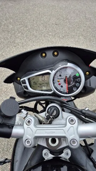 STREET TRIPLE 675