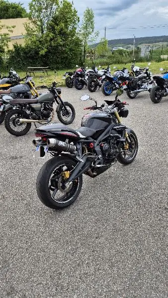 STREET TRIPLE 675