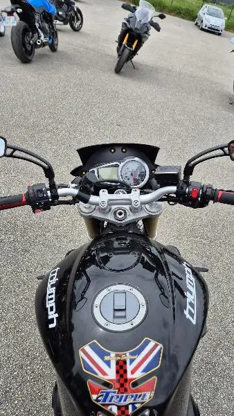 STREET TRIPLE 675