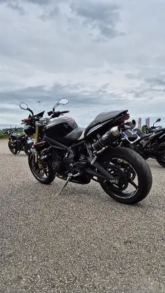 STREET TRIPLE 675