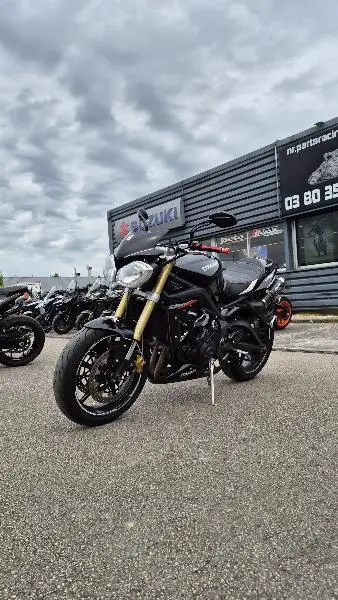 STREET TRIPLE 675