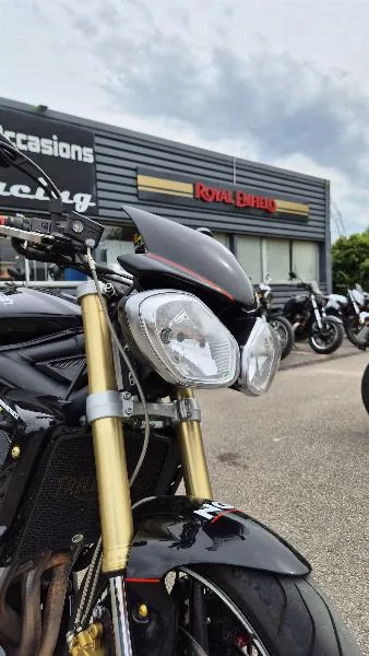 STREET TRIPLE 675