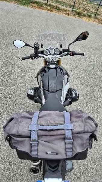 R NineT